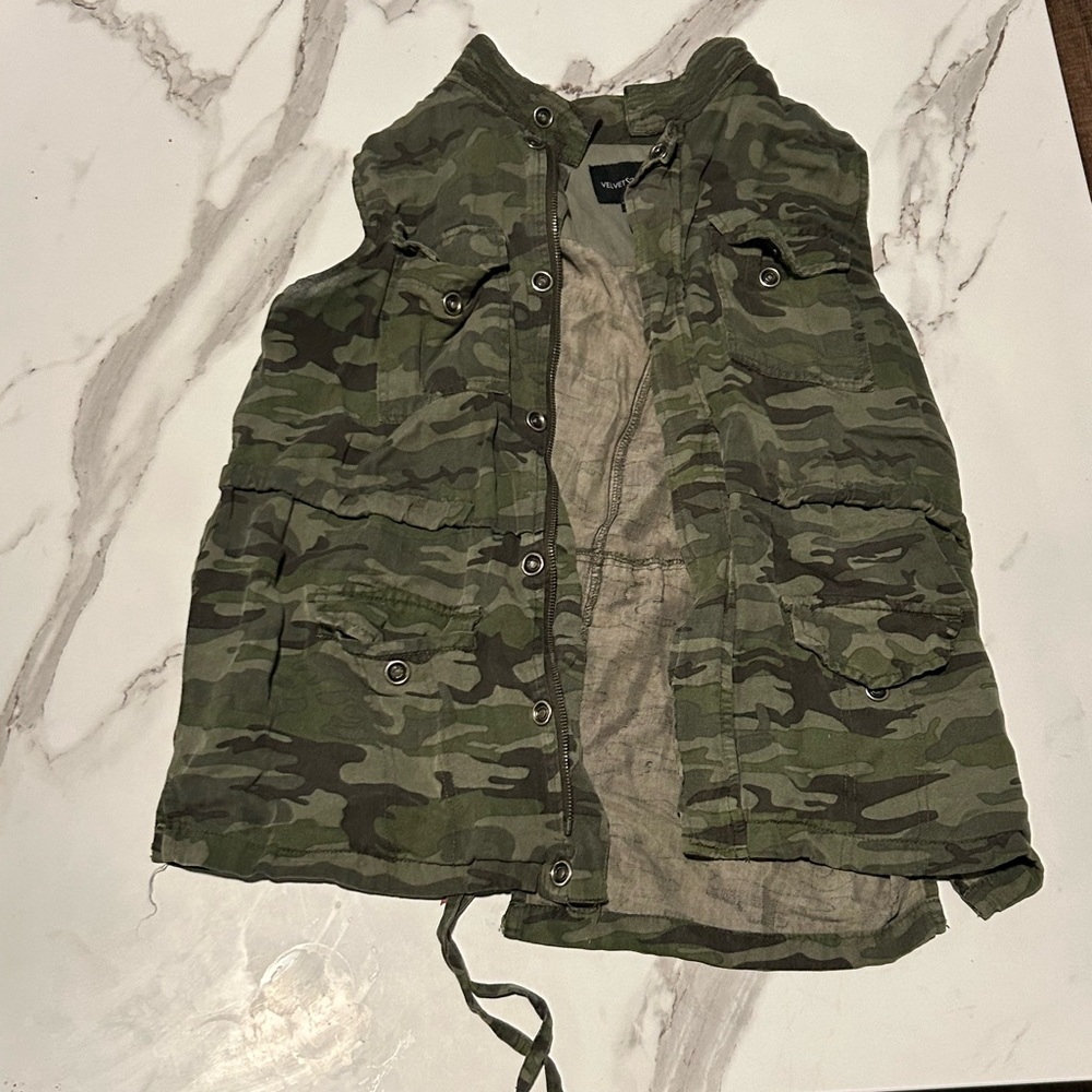 camo vest large